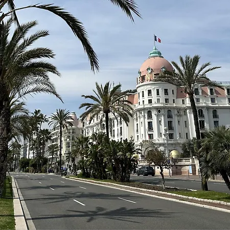 Apartmán A Luxurious Red With Ac On Promenade Des